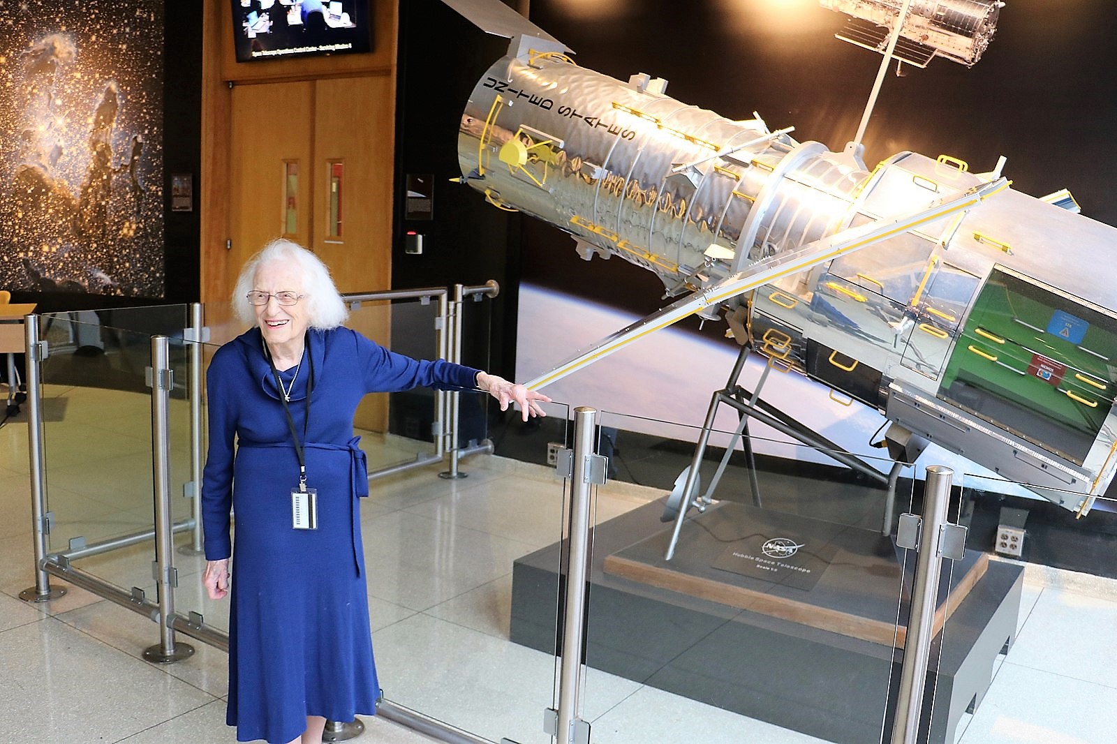L'astronomo della Nasa Nancy Roman davanti alla riproduzione in scala del telescopio Hubble