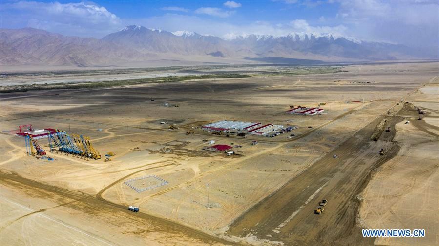Il cantiere dell'aeroporto di Taxkorgan, scalo d'altissima quota sull'altopiano dello Xinjiang, Cina