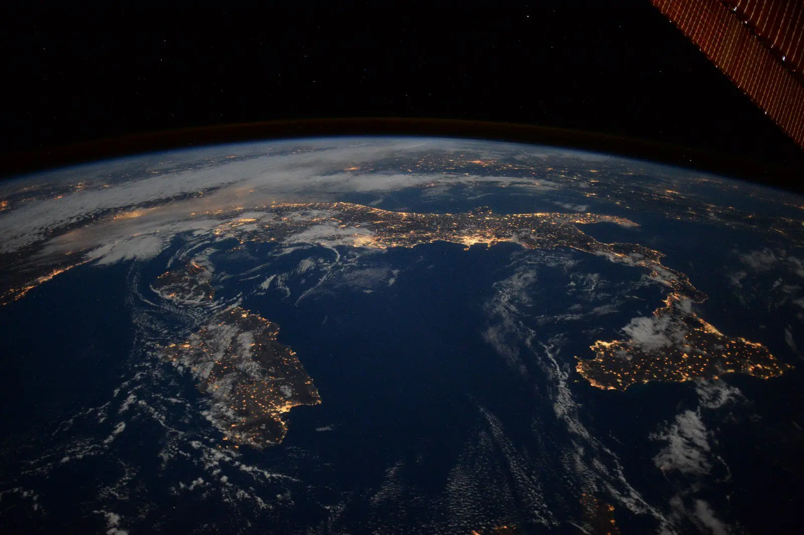 Sardinia and Italy in a photo from space by astronaut Paolo Nespoli