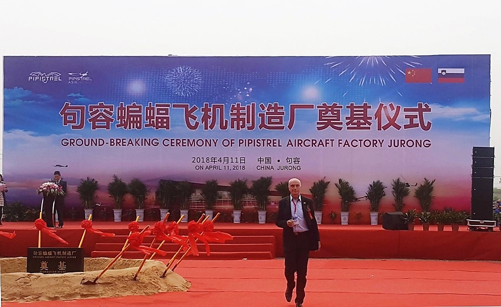 Ivo Boscarol, ceo di Pipistrel, alla posa della prima pietra del complesso che in Cina ospiterà la fabbrica di aerei Ulm Pipistrel, un aeroporto, abitazioni e negozi