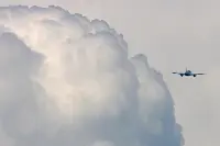 Aereo e nuvole temporalesche (foto di Mauro Cini)