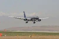 Boeing 777 United Airlines in fase di atterraggio (foto archivio)