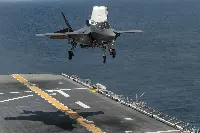 Un aereo Lockheed Martin F-35B dei Marines che atterrà sulla USS Wasp