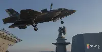 Aereo F-35 sorvola la portaerei "Cavour" della MMI