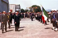 24 maggio 1977 Vigna di Valle (Roma): inaugurazione Museo storico Aeronautica militare alla presenza del presidente della Repubblica Giovanni Leone che saluta il tricolore