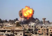Immagine di un'esplosione durante un bombardamento in Siria