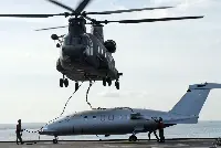 Esercito italiano: il trasporto al gancio di un aereo da parte dell'elicottero CH-47