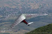 Un deltaplano ala flessibile in volo a Krushevo in Macedonia del Nord