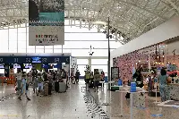Passeggeri in fila all'aeroporto di Cagliari-Elmas