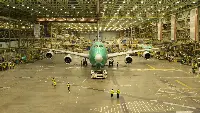 B-747 lascia lo stabilimento di Everett prima della consegna ad Atlas Air all'inizio del 2023