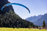 Un parapendio durante un evento in fase di atterraggio