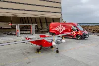 Un drone e un furgone della società postale britannica Royal Mail