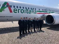 Aereo B-737/800 di Aeroitalia ed equipaggio