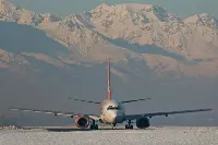 Un aereo ripreso in fase di rullaggio a Torino-Caselle imbiancato dalla nevicata (foto di Mauro Cini)