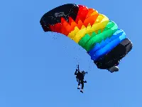 Un paracadutista in volo