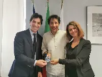 Da sinistra: il presidente della Regione Marche Francesco Acquaroli, Pantaleone Carlucci e Lucia Paciucci, rispettivamente membro d'equipaggio e coordinatore operazioni e training per il Cnr (Centro nazionale ricerche) attività volo Galactic 01 durante la loro visita