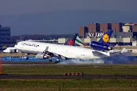 MD-11 Lufthansa Cargo landing