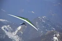 Deltaplano in volo nei pressi del decollo