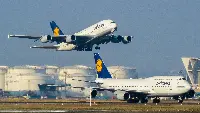 Lufthansa Airbus A-380 and Boeing B-747/400