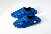 Pantofole realizzate con tessuto riciclato da vecchi sedili aerei della compagnia All Nippon Airways