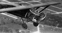 FAI: 11 June-4 July 1930: world record for duration in an airplane The Stinson-Detroiter during an in-flight technical check by the four Hunter brothers