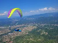 Parapendio in volo durante un campionato
