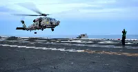 Appontaggio di un elicottero MH-60 Seahawk sul ponte della portaerei Uss "Ronald Reagan"