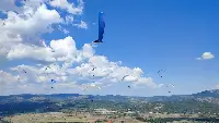Parapendio in volo durante un campionato