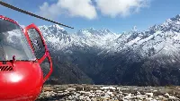 Elicottero con sullo sfondo delle montagne