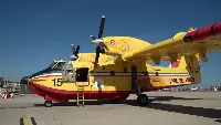 Un aereo antincendio Canadair dei Vigili del Fuoco gestito dalla società Babcock Mcs Italia