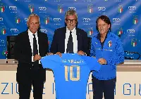 Gabriele Gravina, presidente Figc; Fabio Lazzerini, ad ITA Airways e Roberto Mancini, ct della Nazionale italiana: firmato accordo il 22 settembre 2022 a Coverciano.