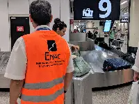 Controllo bagagli da parte di un ispettore ENAC presso l'aeroporto "Leonardo Da Vinci" di Roma-Fiumicino