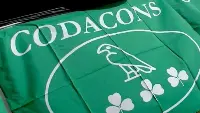 Una bandiera con il logo del Codacons, associazione di tutela dei consumatori