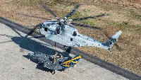 Elicottero Chinook CH-53 King Stallion solleva e trasporta caccia F-35C della marina militare statunitense