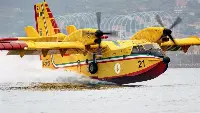 Aereo CL-415 Canadair durante rifornimento acqua per operazione antincendio