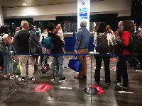 Passeggeri in fila in un aeroporto