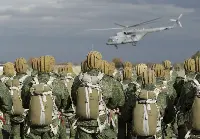 Paracadutisti russi con sullo sfondo un elicottero Mil Mi-26