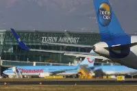 Alcuni aerei impiegati per i charter della neve che affollano l'aeroporto di Torino nella stagione invernale (foto di Mauro Cini)