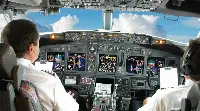 Due piloti nella cabina di pilotaggio di un Boeing B-737