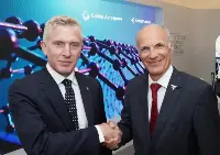Ed Dryden, President of Interiors for Collins and Luís Carlos Affonso, SVP of Engineering for Embraer in a joint announcement on CNT test results at "Farnborough International Airshow 2022" (July 18-22)