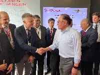 "Lima 2023" (23-27 maggio). Il viceministro Mit Edoardo Rixi al "Langkawi International Maritime and Aerospace exhibition" in Malesia stringe mano al primo ministro malese Anwar Ibrahim dopo firma per convertiplano AW-609 tra Leonardo e Weststar Aviation Services