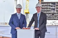 From left, Jason Montague, President and Chief Executive Officer di Regent Seven Seas Cruises, and Gilberto Tobaldi, director of Fincantieri plant in Ancona