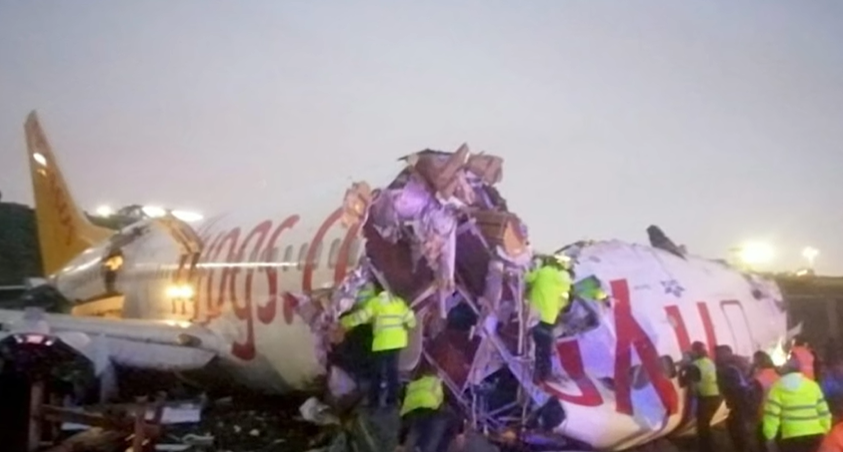 a B-737 / 86J aircraft, TC-IZK registration, of the Turkish Pegasus Airlines, which broke into two parts after leaving the runway at "Sabiha Gokcenad" airport in Istanbul (02/05/2020)