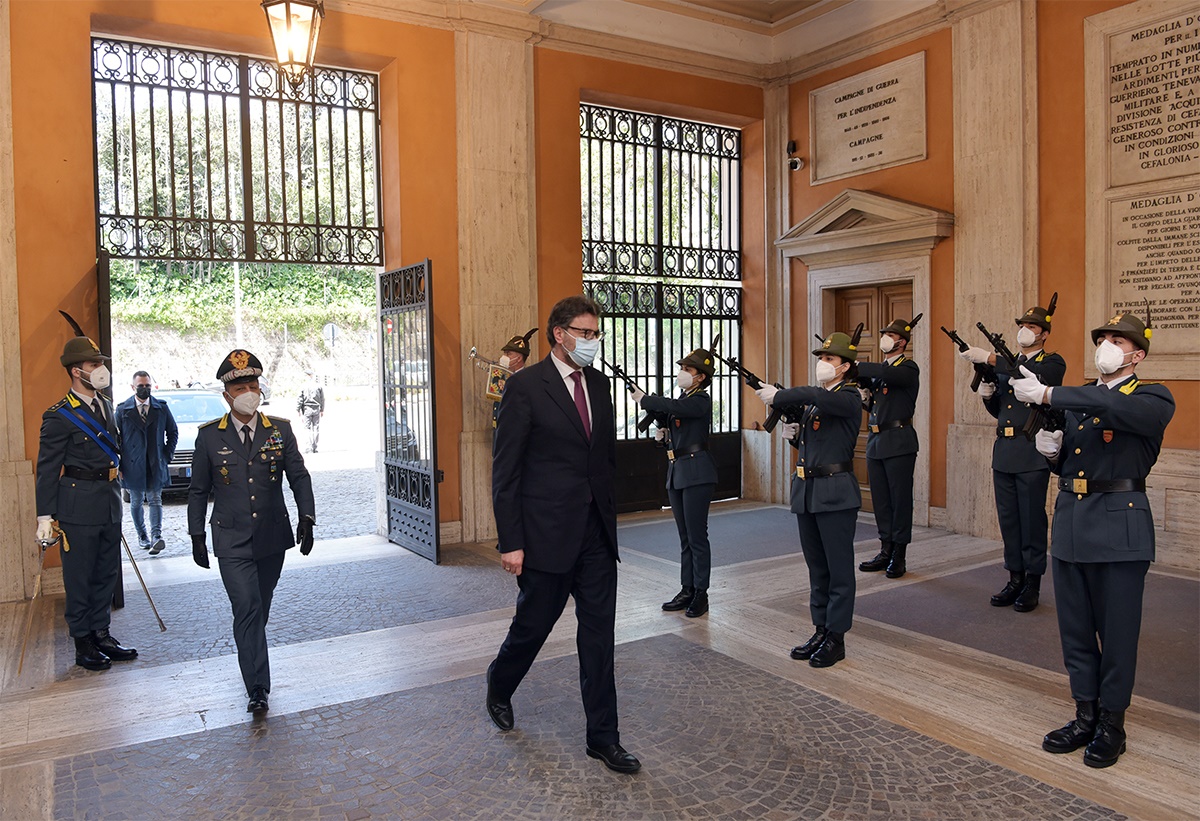 Il ministro dello Sviluppo economico, Giancarlo Giorgetti, ha fatto visita il 30 aprile 2021 al Comando generale della Guardia di Finanza