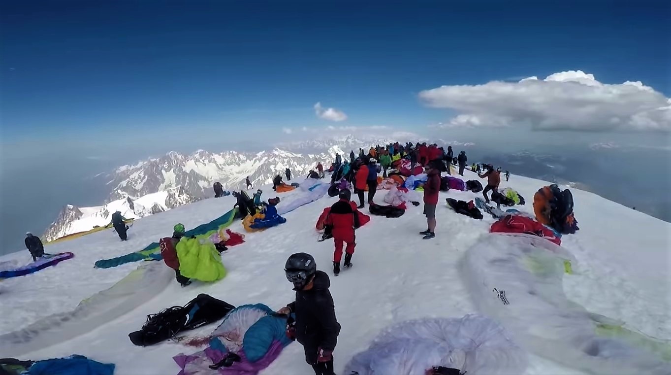 Parapendio: folla di oltre 150 parapendisti sulla cima del Monte Bianco