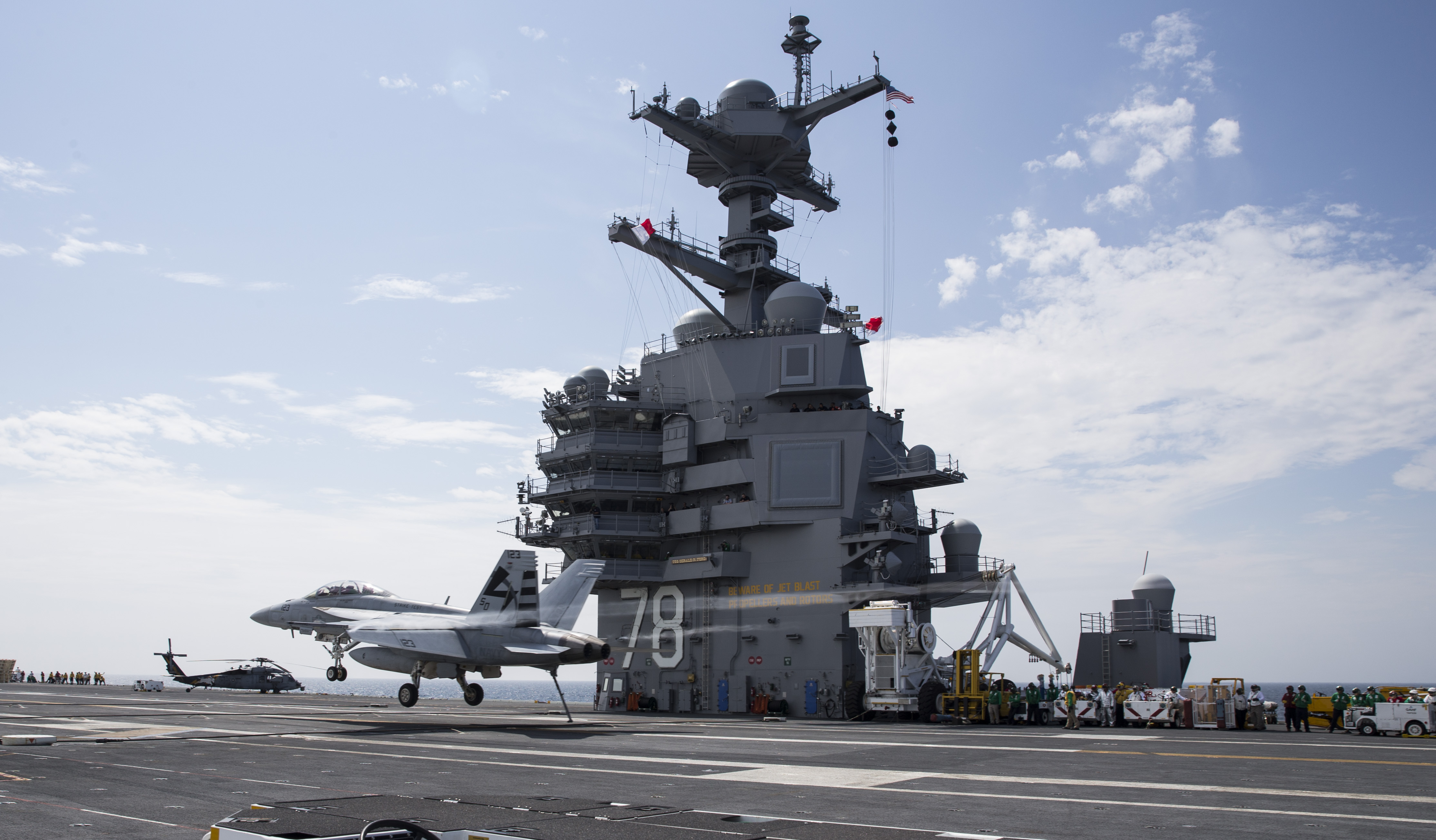 Un F/A 18F Super Hornet in atterraggio sulla portaerei Uss Gerald R. Ford