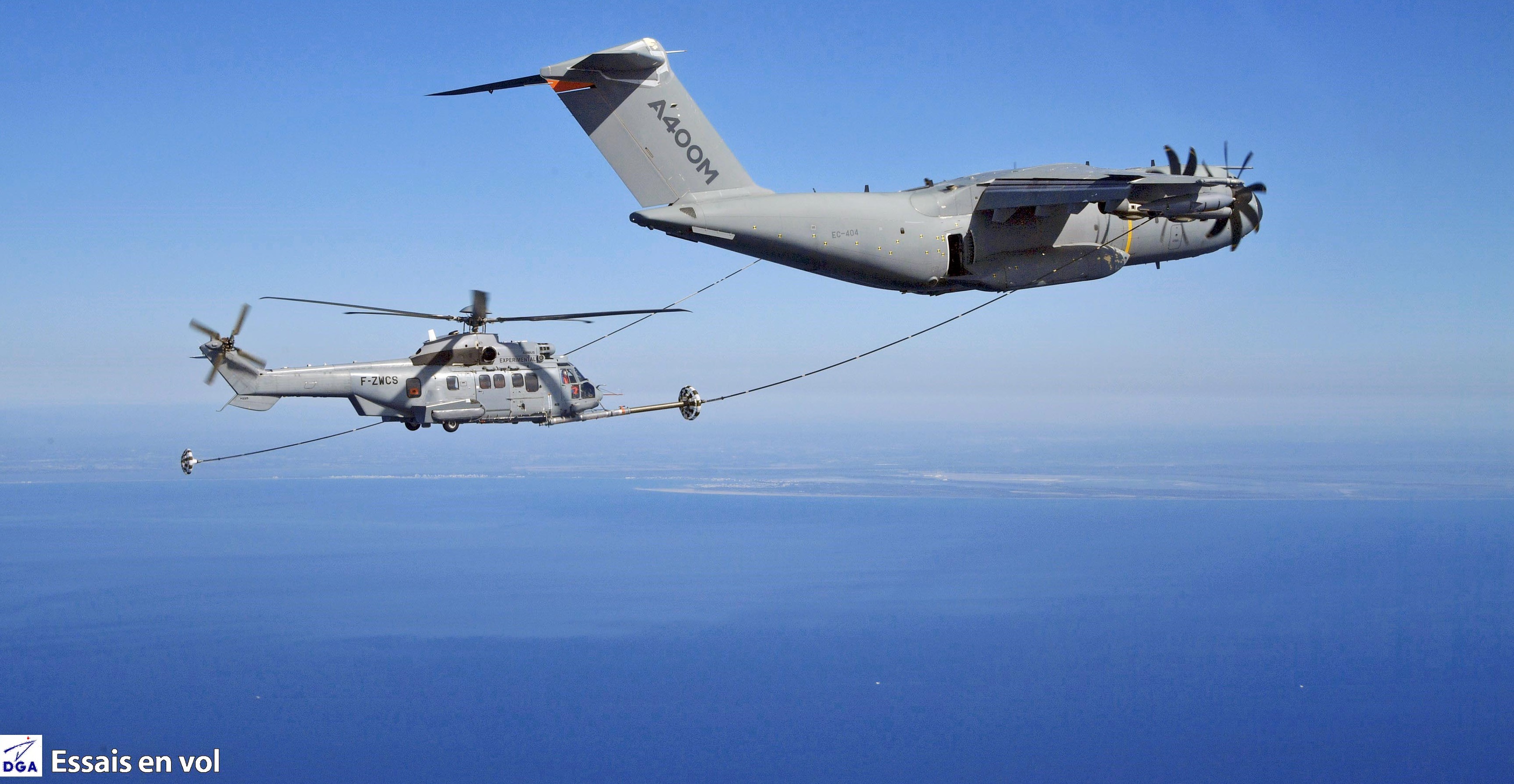 Aereo A-400M effettua i primi test a "secco" per il rifornimento in volo di un elicottero H-225M