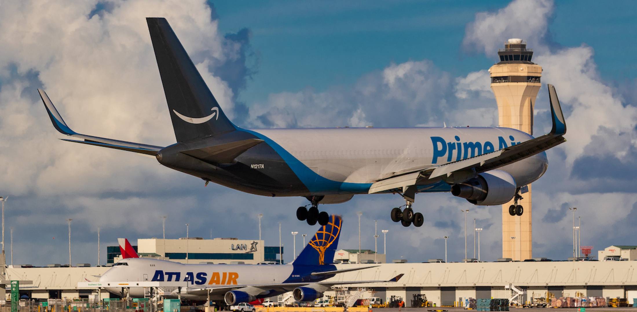 Il Boeing B-767 di Amazon Air precipitato il 23 febbraio a Houston e sullo sfondo un B-747F di Atlas Air