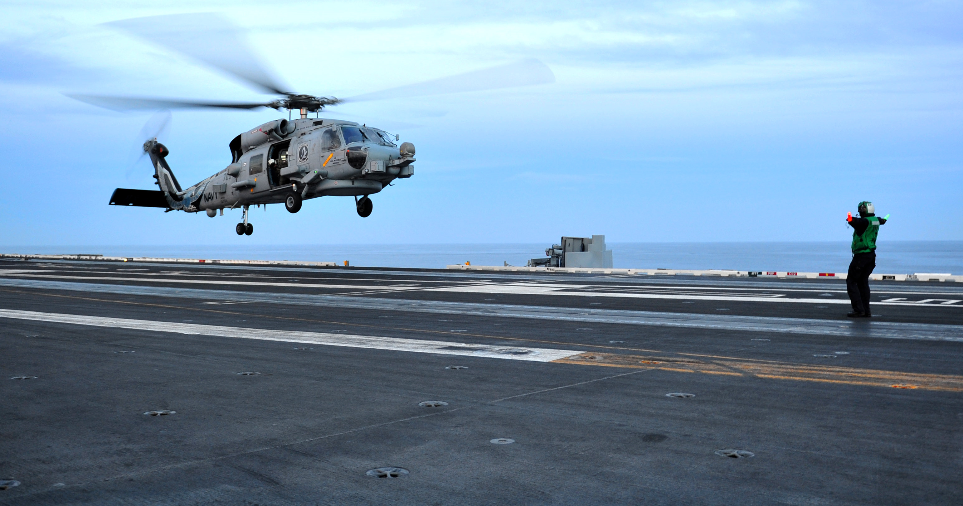 Appontaggio di un elicottero MH-60 Seahawk sul ponte della portaerei Uss "Ronald Reagan"