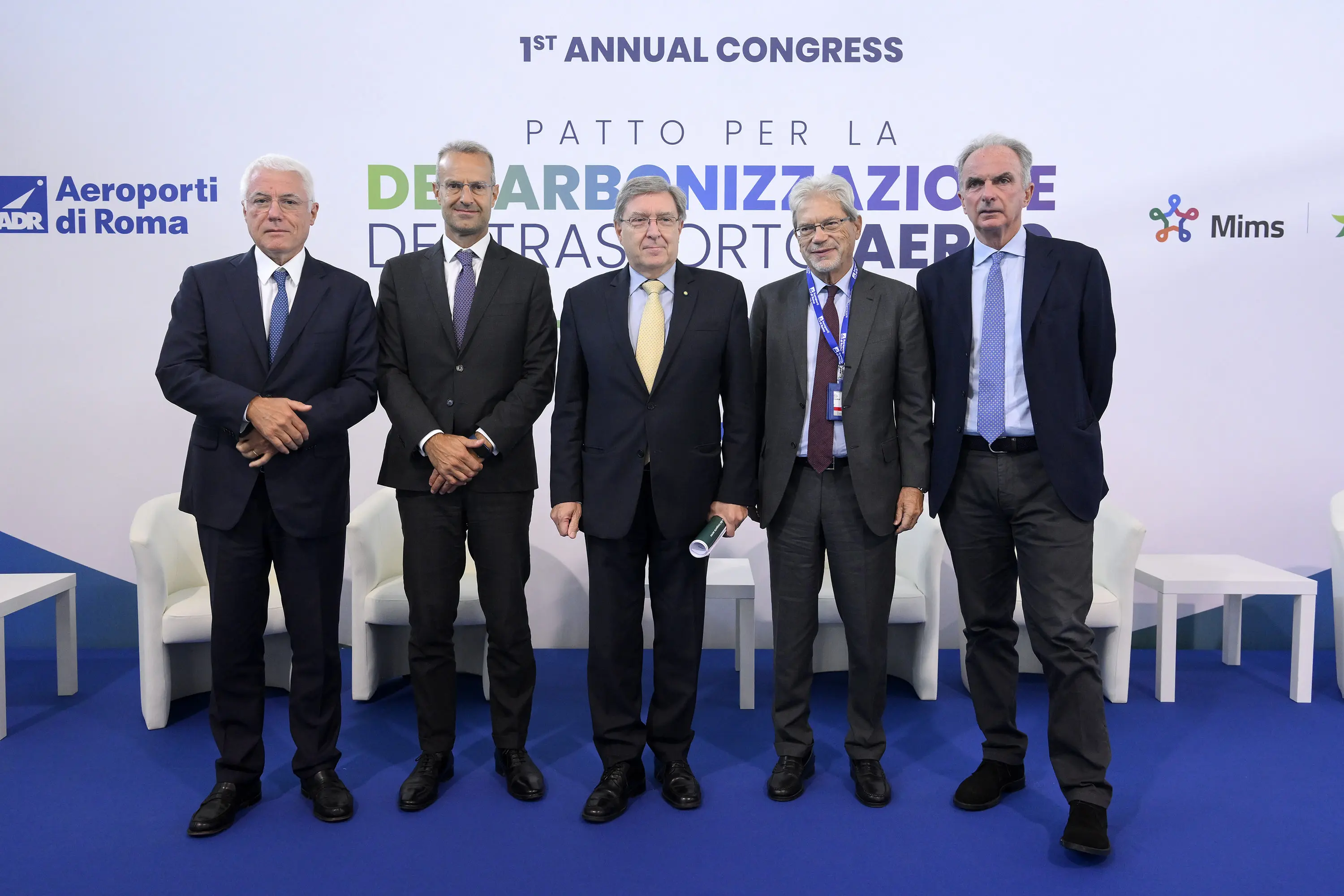 Patto di decarbonizzazione del trasporto aereo. Da sinistra Paolo Simioni (ad Enav), Marco Troncone (ad AdR), Enrico Giovannini (ministro Mims), Claudio De Vincenti (presidente AdR) e Pierluigi Di Palma (presidente Enac)